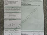 une photo d'un ticket de caisse sur laquelle figure une personne tenant un téléphone portable