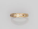une bague en or jaune 18 carats sertie de diamants