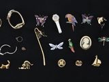 plusieurs types de bijoux différents sur une surface noire
