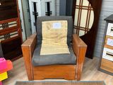 une chaise qui se trouve dans une pièce où il y a un tapis au sol