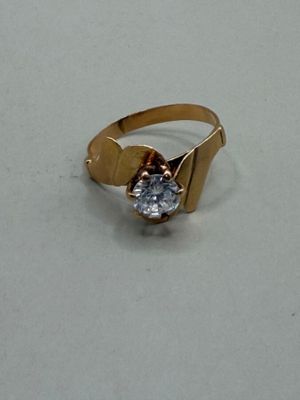 a picture of a gold ring with a diamond on it