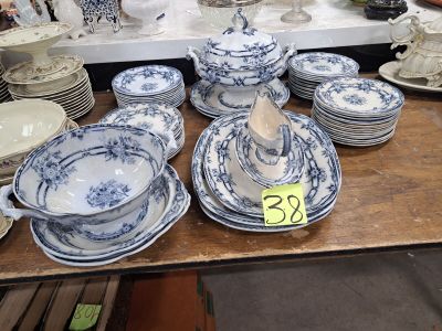 beaucoup d'assiettes et de bols bleus et blancs sur une table