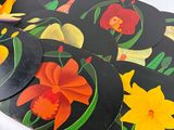 une personne qui peint une fleur sur une table
