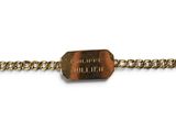 Gros plan sur un bracelet en chaîne en or portant une étiquette