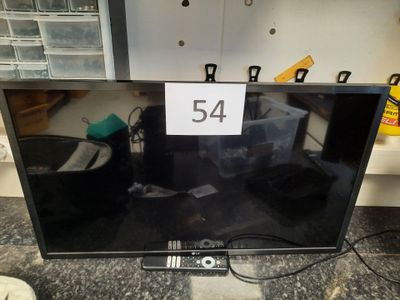 un téléviseur à écran plat posé sur le comptoir, avec une étiquette de prix