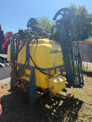 un homme qui se tient à côté d'une machine jaune
