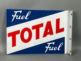 un gros plan d'un panneau bleu et blanc sur lequel on peut lire « fuel total fuel »