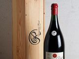 une bouteille de vin posée à côté d'une caisse en bois