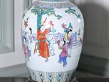 un vase posé sur une table décorée d'une peinture