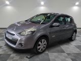 la voiture argentée est garée dans le garage sur le sol en damier