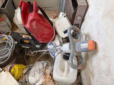 il y a beaucoup de bric-à-brac par terre dans la pièce