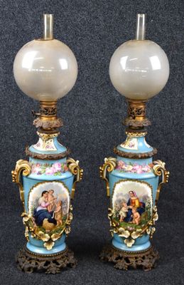 une paire de vases bleus et dorés sur lesquels est représenté un homme et une femme