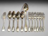 beaucoup de cuillères et de fourchettes en argent sur la table