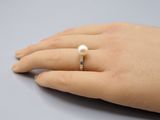 quelqu'un porte une bague ornée d'une perle