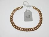 gros plan d'une chaîne de bracelets portant une étiquette de prix