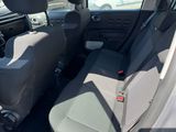 l'intérieur d'une voiture dont les sièges avant sont rabattus
