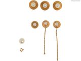 trois paires de boucles d'oreilles ornées de perles et de chaînes sur fond blanc