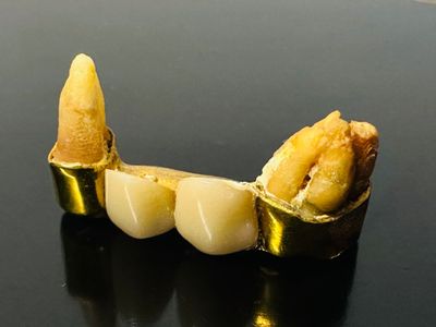 une banane coupée en deux, posée sur une table