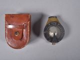 un petit étui en cuir contenant une montre
