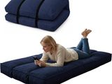 une femme allongée sur un matelas bleu
