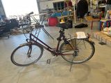 un vélo garé à l'intérieur d'un bâtiment