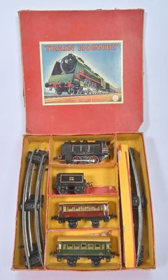 une boîte contenant un train sur une table