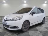 la voiture blanche est garée sur un carrelage à carreaux