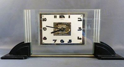 une horloge posée sur une table