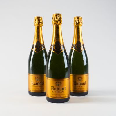 trois bouteilles de champagne sur fond blanc