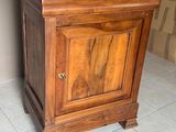 une petite armoire en bois dans un coin de la pièce