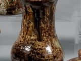 de nombreux types de vases exposés dans une vitrine