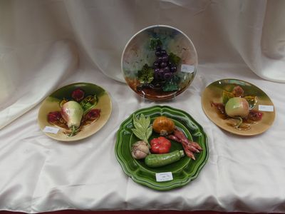 trois assiettes contenant différents types d'aliments, posées sur une table