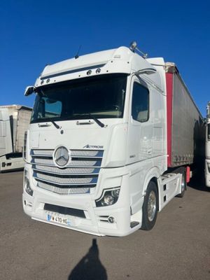 un camion blanc garé dans un parking