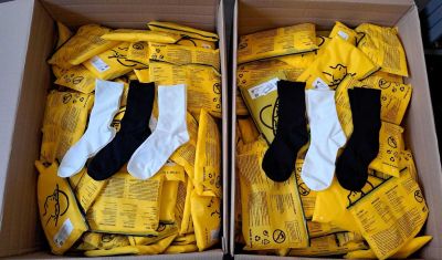 deux boîtes remplies de chaussettes jaunes et noires, posées l'une sur l'autre