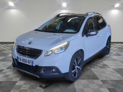 la voiture blanche est garée sur un sol en damier dans le garage
