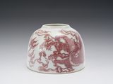 Vase chinois en porcelaine rouge et blanche orné d'un dragon