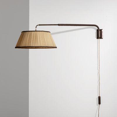 une lampe accrochée au mur, à côté d'un mur