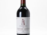 une bouteille de vin posée sur une table