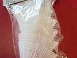 un paquet de volants de badminton posé sur une table