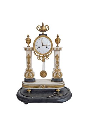 Pendule portique en marbre blanc et bronze ciselé et doré à …