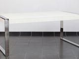 une photo d'une table blanche aux pieds chromés