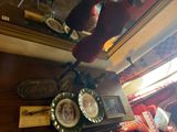 une photo d'un salon avec un canapé rouge et un miroir