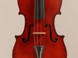 un vieux violon avec un archet sur fond blanc