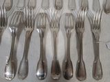 beaucoup de fourchettes et de cuillères sur la table