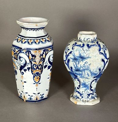 DELFT Vase de forme balustres en faïence à décor en camaïeu …