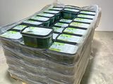 de nombreux conteneurs de denrées alimentaires posés sur une palette
