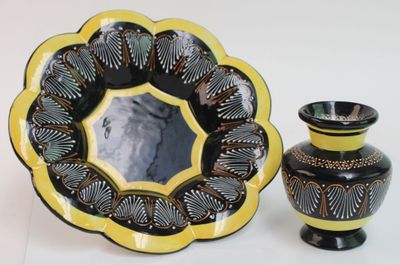 deux vases et une assiette posés sur une table