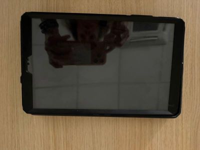 quelqu'un prend une photo de son reflet dans l'écran d'une tablette