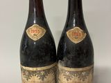 deux bouteilles de vin posées l'une à côté de l'autre sur une table
