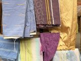 une pile de serviettes posée sur une palette devant un immeuble